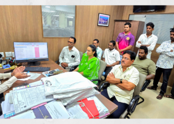 अलिबाग: एमआयडीसीच्या कार्यालयावर शेकापची धडक