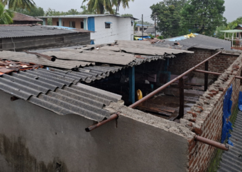 वेळास येथील घराचे पत्रे उडाले