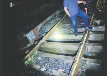 रेल्वे मार्गावरील खडी गेली वाहून