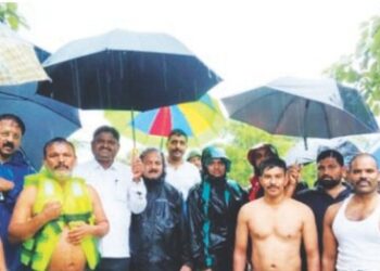 दोघांना पाण्यातून काढण्यात यश