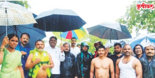 दोघांना पाण्यातून काढण्यात यश