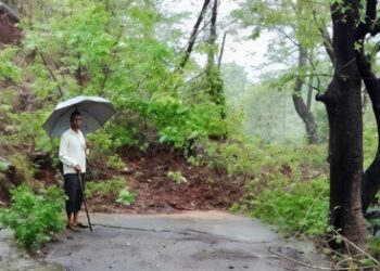 धोंडसे येथे दरड कोसळली