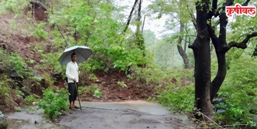 धोंडसे येथे दरड कोसळली