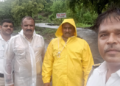पुराच्या पाण्यात मिनी बस अडकली