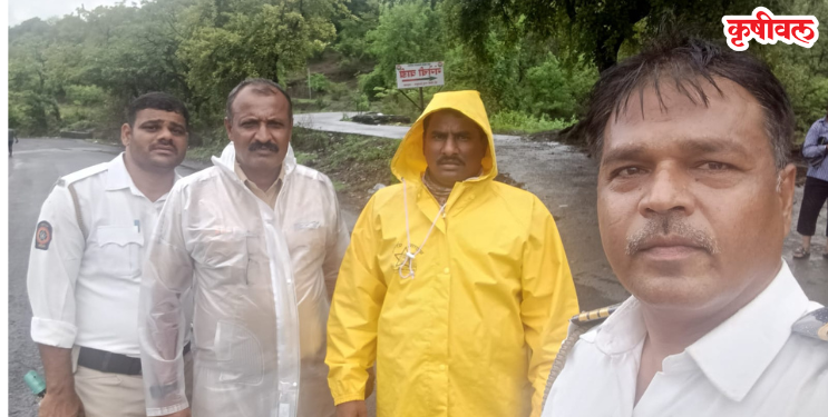 पुराच्या पाण्यात मिनी बस अडकली