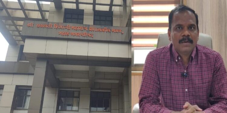 महाड नगरपालिकेचे मुख्याधिकारी धनंजय कोळेकर यांना मारहाण
