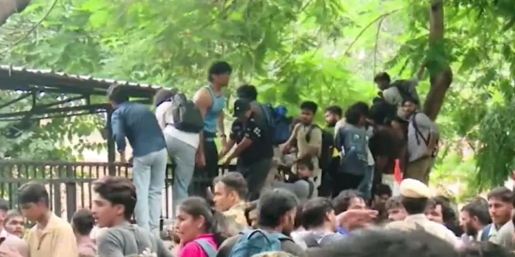 संसदेला घेराव! आंदोलक संसद गेटपर्यंत पोहोचले