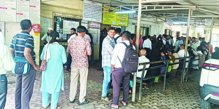 कार्यालयाची वेळ धाब्यावर; कर्मचाऱ्यांच्या विलंबाचा फटका जनतेला