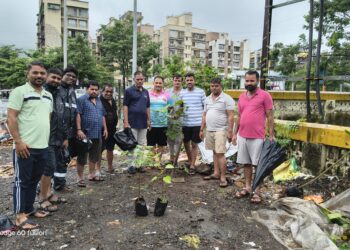 नागरिकांना झाडे वाटप करून जनजागृती
