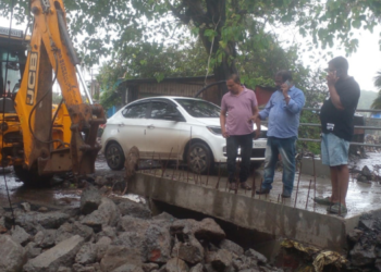 रखडलेल्या मोरीच्या कामाला अखेर सुरुवात