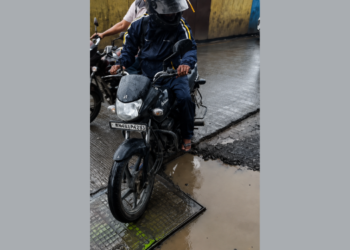 पाण्यात लपलेल्या खड्ड्यांचा कहर