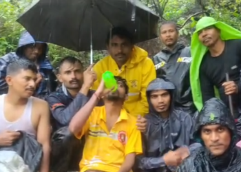 पेब किल्ल्यावर पर्यटकाचा पाय दगडाखाली अडकला