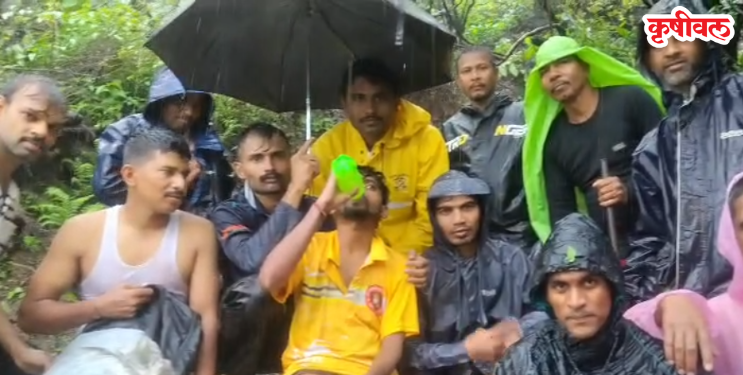 पेब किल्ल्यावर पर्यटकाचा पाय दगडाखाली अडकला