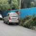 तोडलेल्या झाडांच्या फांद्या फुटपाथवरच