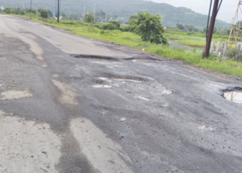 हाळ फाटा-पळसदरीमार्गावर खड्ड्यांचे साम्राज्य