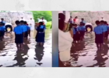 गुडघाभर पाण्यात उभे करून ध्वजारोहण!