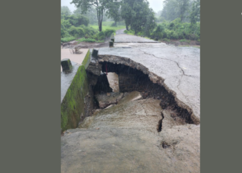 पावसाच्या प्रचंड प्रवाहात तुकसईचा पूल खचला