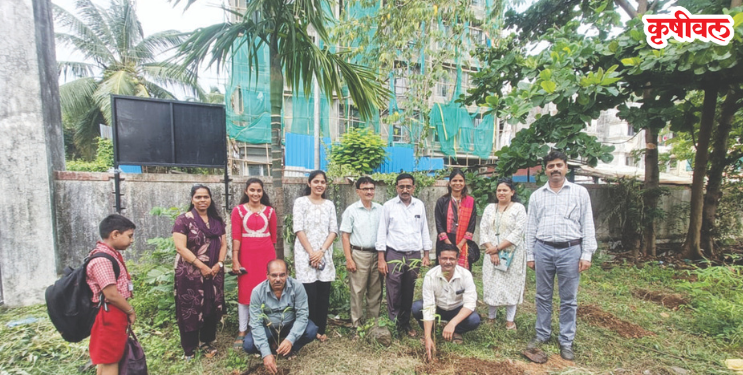 पशुवैद्यकीय चिकित्सालय परिसरात वृक्षारोपण