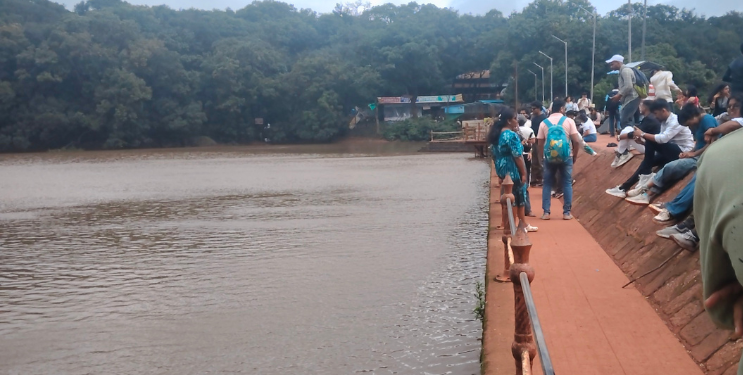 शार्लोट लेकचे पाणी सोडण्यावरून वाद