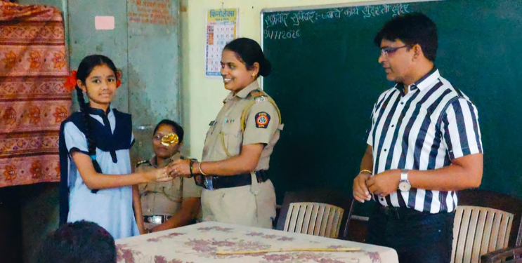 विद्यार्थ्यांना दामिनी पथकाकडून मार्गदर्शन