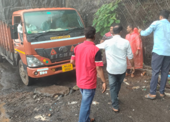 टॅक्सी चालकांनी भरले खड्डे