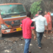 टॅक्सी चालकांनी भरले खड्डे
