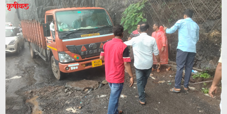 टॅक्सी चालकांनी भरले खड्डे