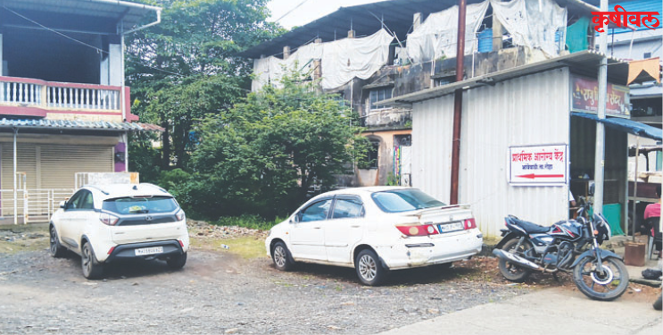 आरोग्य केंद्राकडे जाणारा फलक लागला