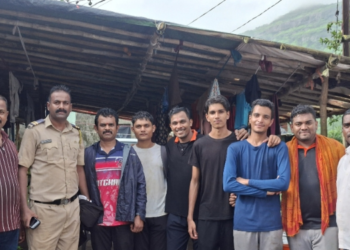 चंदेरी किल्ल्यावर अडकलेल्या तिघांची सुखरूप सुटका