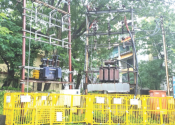 धोकादायक ट्रान्सफॉर्मरला अखेर बॅरिकेड्स
