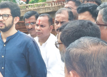 जाहिरातींवर उधळपट्टी, महामार्गाची रखडपट्टी