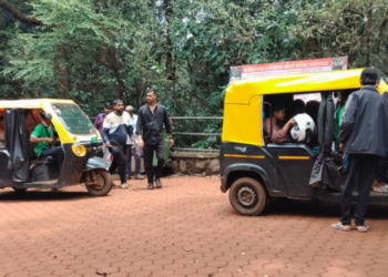 माथेरानमधील हातरिक्षाचालक ई-रिक्षाच्या प्रतीक्षेत