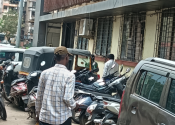 सायकल ट्रॅकवर वाहनांचे पार्किंग