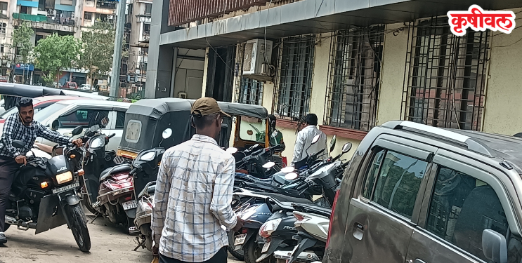 सायकल ट्रॅकवर वाहनांचे पार्किंग