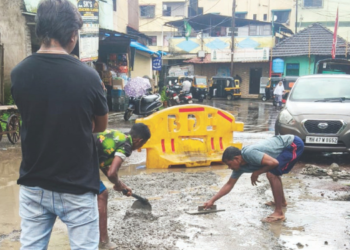 खारकांड मोहल्ल्यातील खड्डे बुजवण्यास सुरुवात