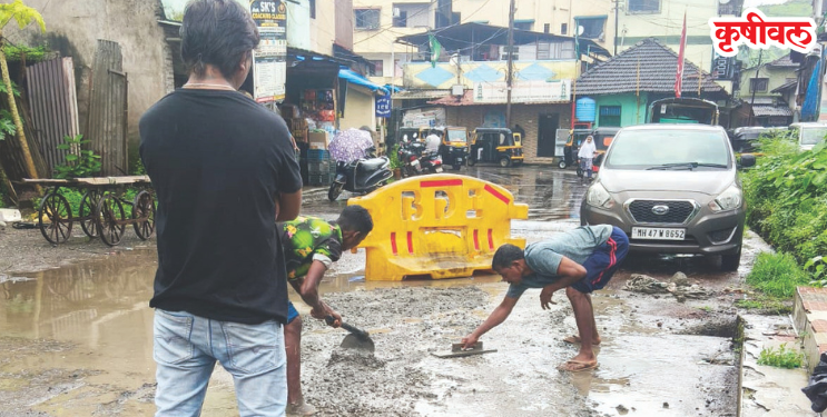 खारकांड मोहल्ल्यातील खड्डे बुजवण्यास सुरुवात