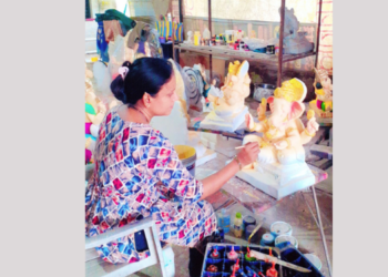 महिलांनी साकारल्या आकर्षण मूर्ती