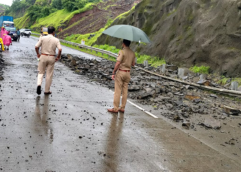 मुंबई-गोवा महामार्गावर नडगाव हद्दीत दरड कोसळली