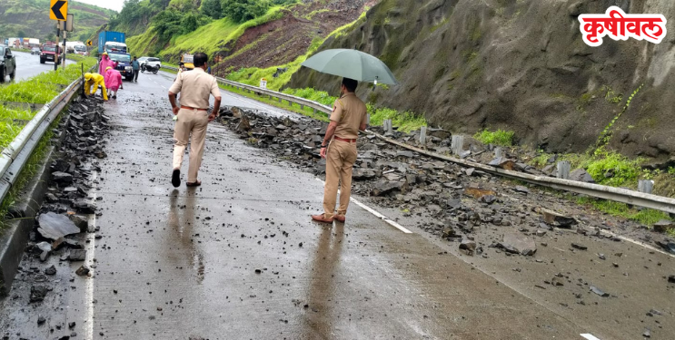 मुंबई-गोवा महामार्गावर नडगाव हद्दीत दरड कोसळली