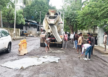 मंत्र्यांच्या दौऱ्यापूर्वी खड्डे बुजविण्याची लगबग