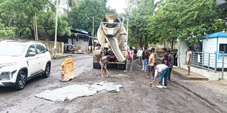 मंत्र्यांच्या दौऱ्यापूर्वी खड्डे बुजविण्याची लगबग