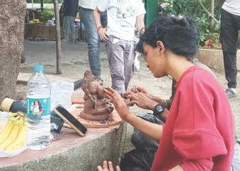 लाल मातीपासून गणेशमूर्ती साकारण्याचा संकल्प