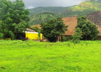 टाटा धरणाचे दगड ग्रामस्थांच्या घरांवर