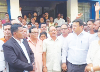 शेतकऱ्यांची जिल्हाधिकारी कार्यालयावर धडक