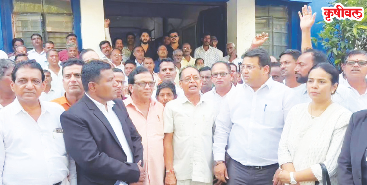 शेतकऱ्यांची जिल्हाधिकारी कार्यालयावर धडक