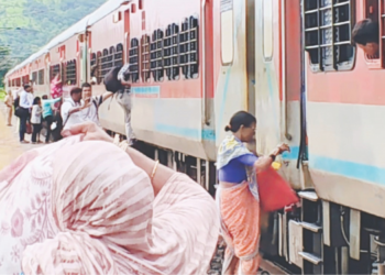 रेल्वेत चढताना ज्येष्ठांची कसरत