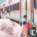 रेल्वेत चढताना ज्येष्ठांची कसरत