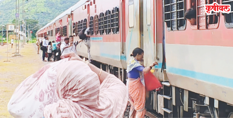 रेल्वेत चढताना ज्येष्ठांची कसरत