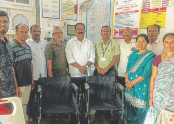 ग्रामीण रुग्णालयाला व्हिलचेअर भेट