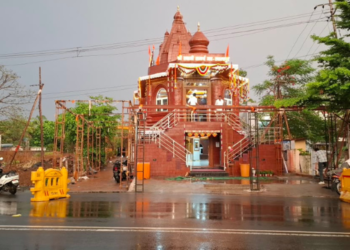 स्वामींच्या पादुका चोरीला